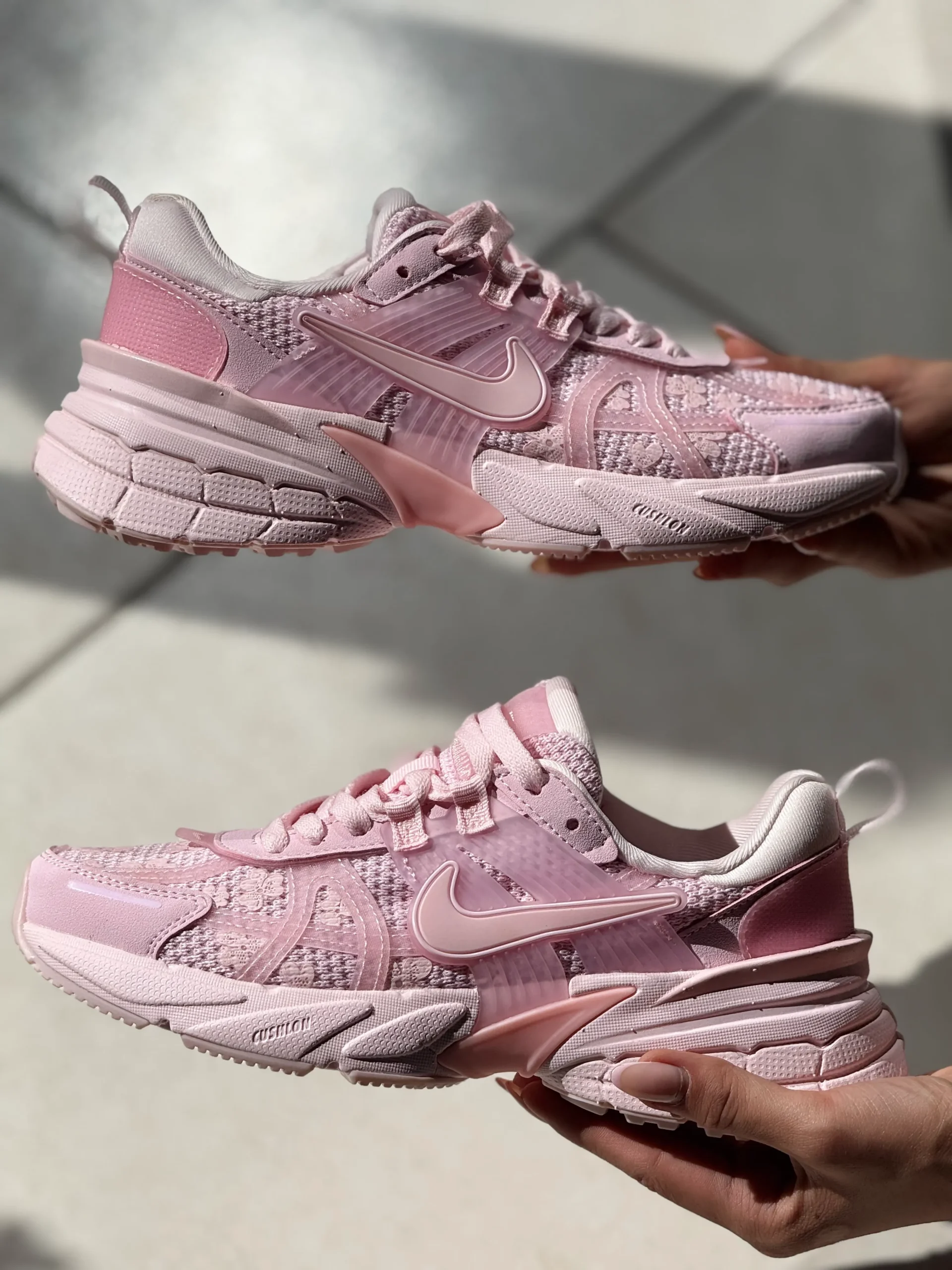 nike-v2k-run-rose-peche (2) کتونی Floral V2K Vietnam - تصویر 1